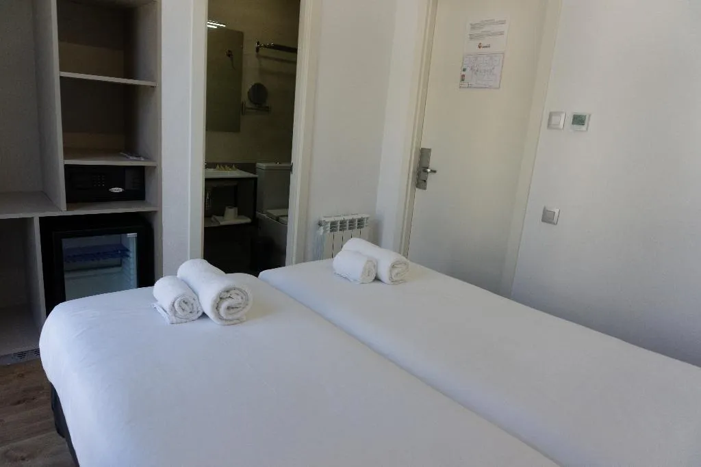 TWIN CITY VIEW TWO BEDS Room, Fontanella Green House, Barcelona