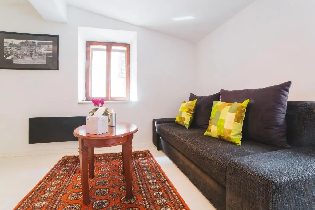 Room, House Karkovich, Split