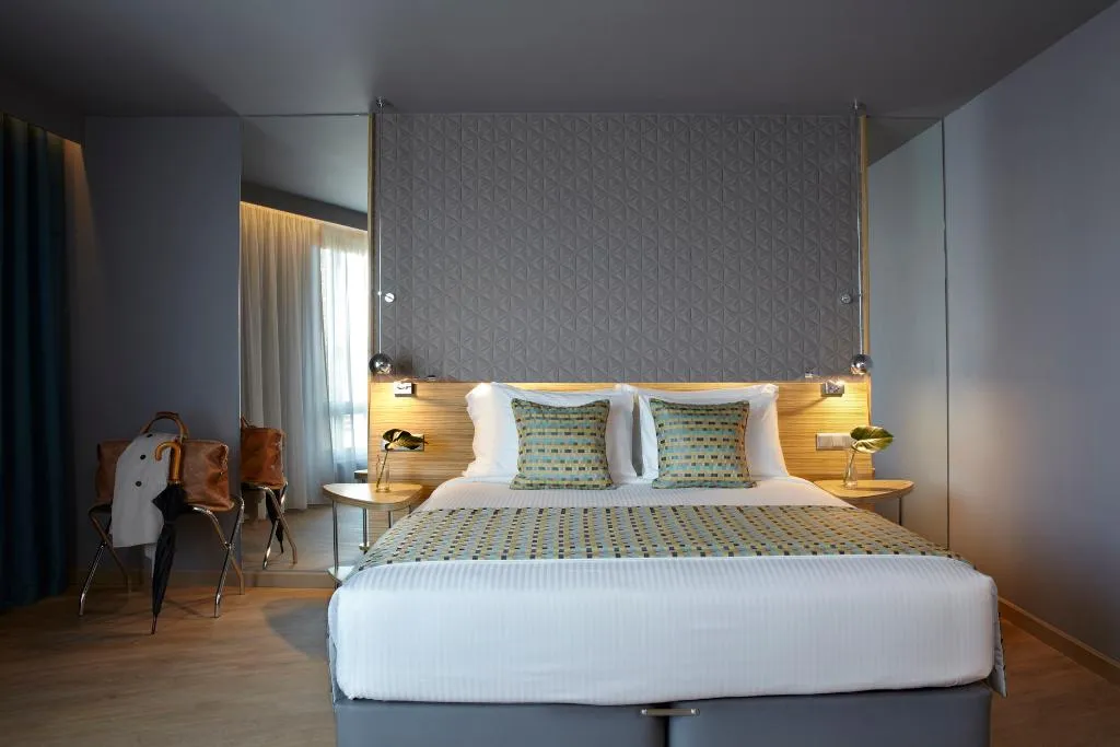 Double or Twin STANDARD Room, Wyndham Grand Athens, Athens
