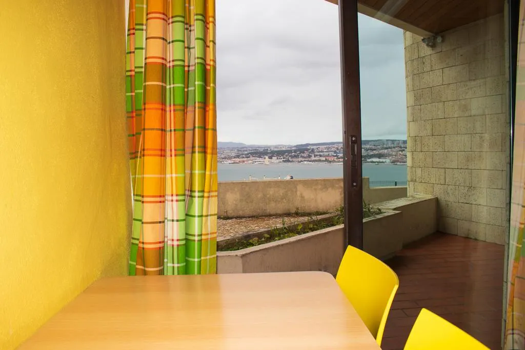 Bed in dormitory CAPACITY 6 Room, Hi Almada - Pousada de Juventude, Lisbon