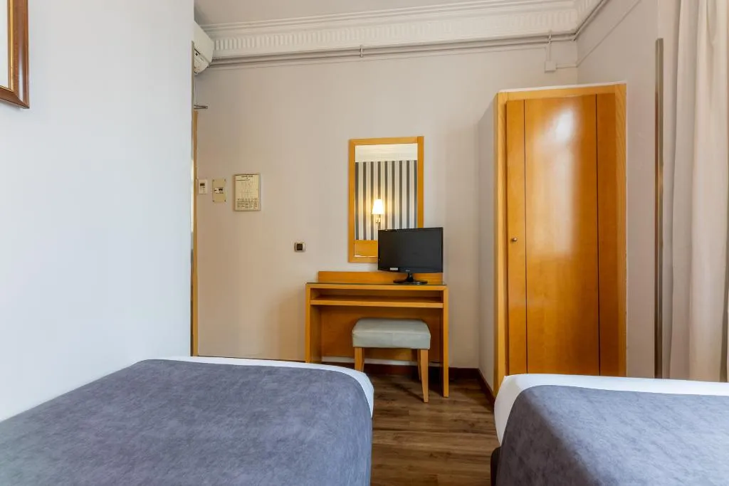 DOUBLE STANDARD Room, Lyon, Barcelona