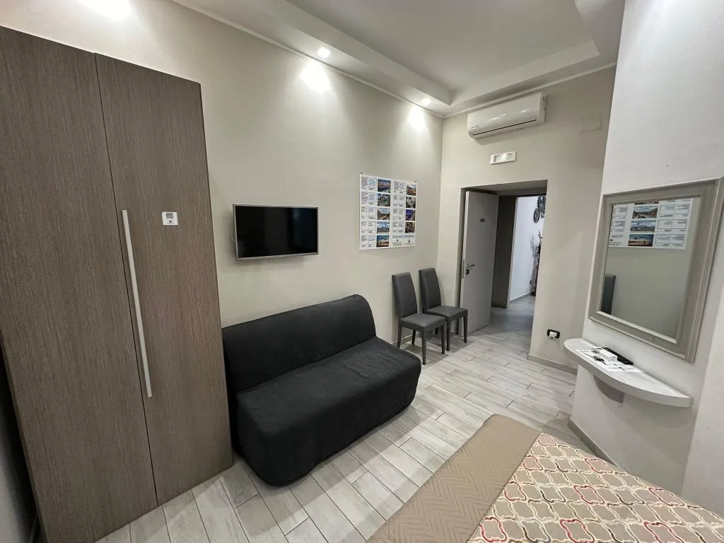 QUADRUPLE SUPERIOR WITH BALCONY Room, Residenza Suarez, Naples