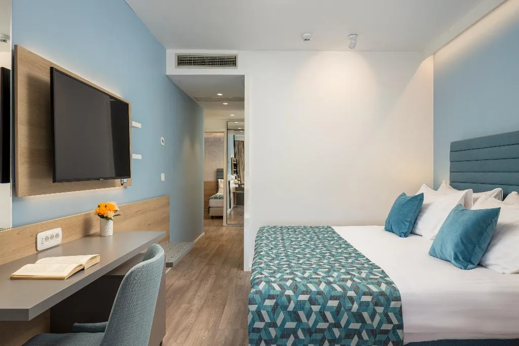 JUNIOR SUITE WITH BALCONY Room, Valamar Meteor Hotel, Split
