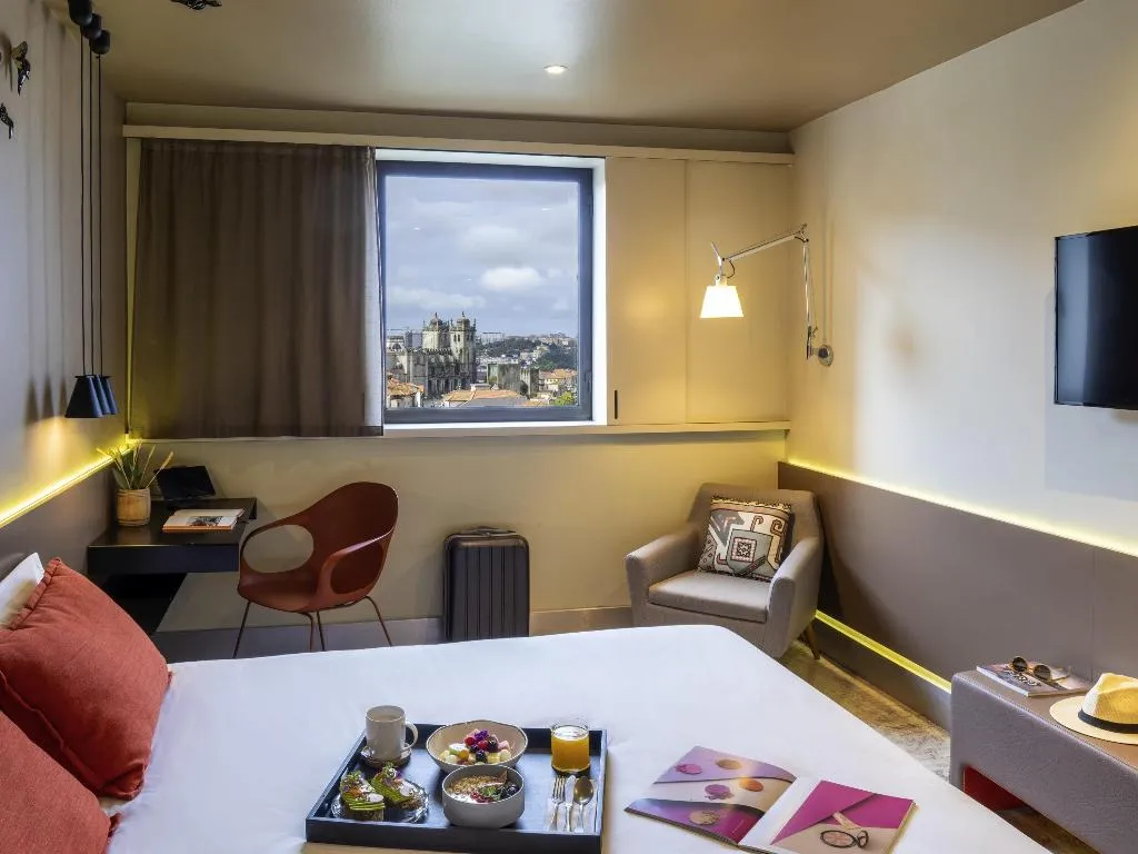 DOUBLE SUPERIOR WITH DOUBLE BED Room, Mercure Porto Centro Santa Catarina, Porto