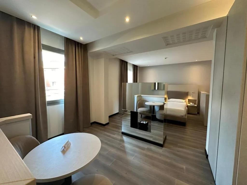 QUADRUPLE KING SIZE BED Room, Cruise, Milan