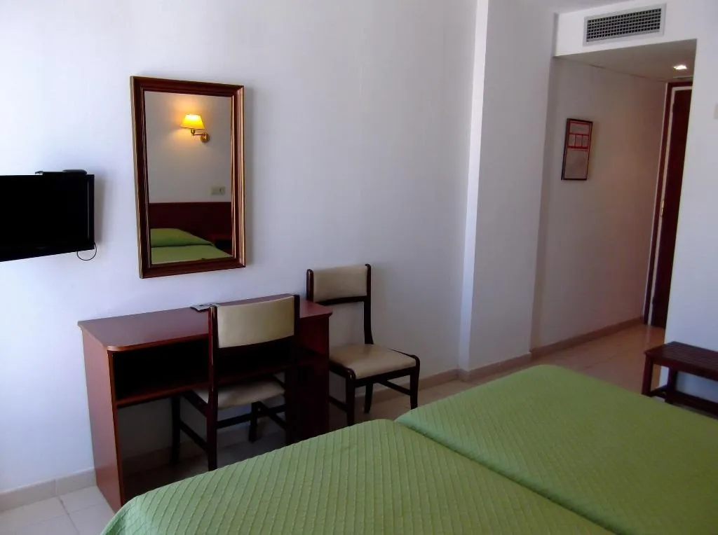Room, Simeon, Costa Brava