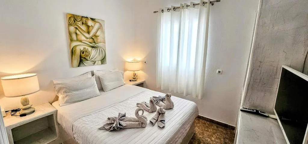 Room, Pleasure Beachside Studios, Santorini