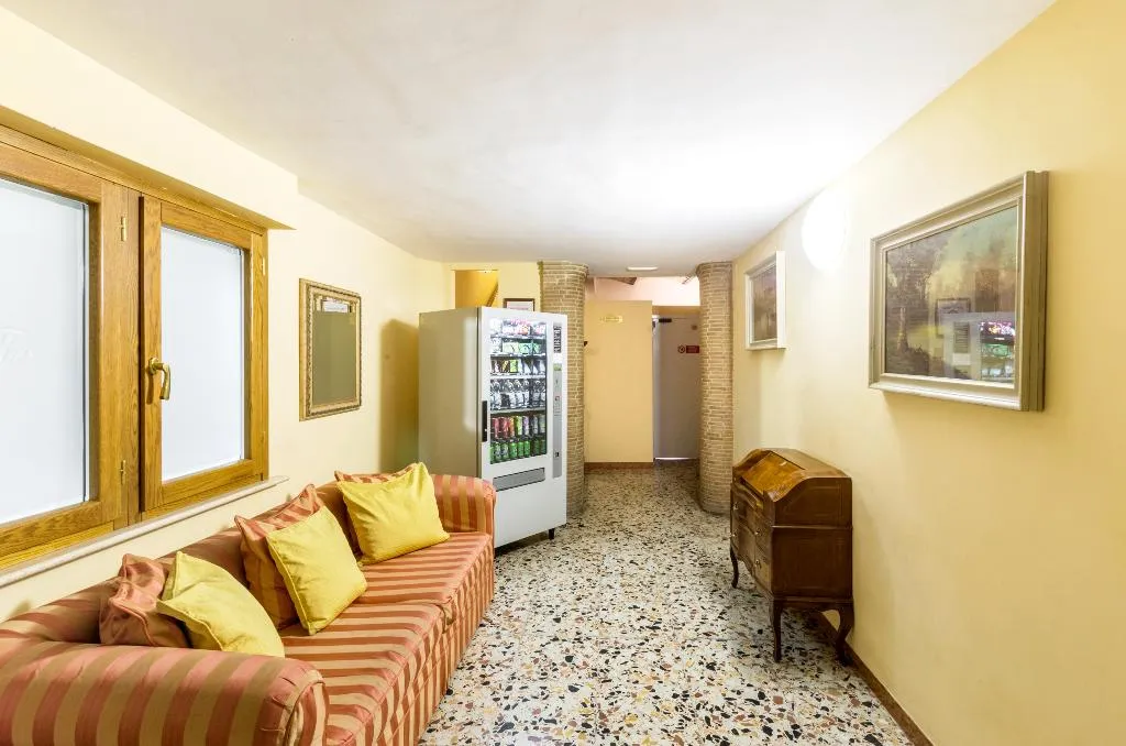 Lobby, Tempio di Pallade, Rome