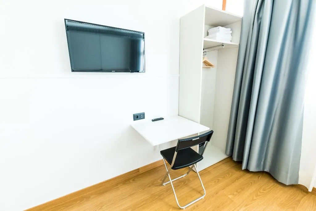 TRIPLE WITH SHARED BATHROOM Room, Far Home Bernabeu, Madrid