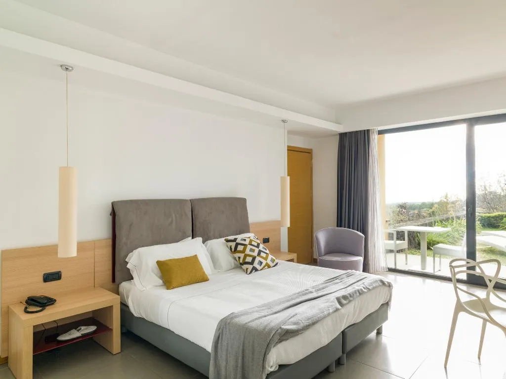 JUNIOR SUITE CAPACITY 3 Room, Esperia Palace Hotel & Resort Spa, Catania