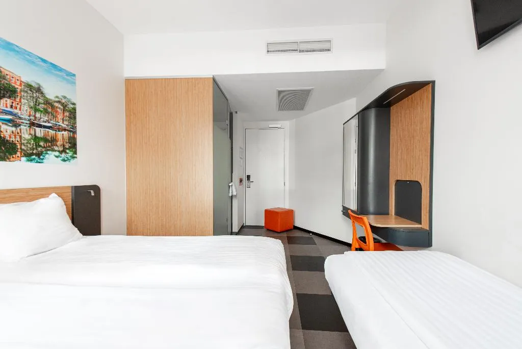 TRIPLE STANDARD Room, easyHotel Amsterdam Arena Boulevard, Amsterdam