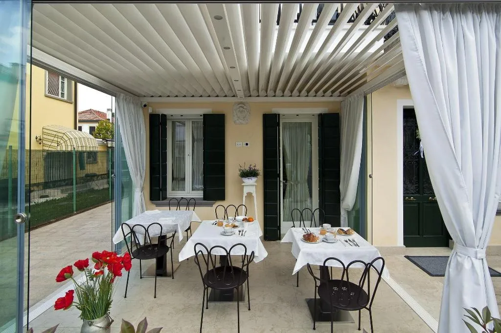 General view, Chiara Lodge, Venice