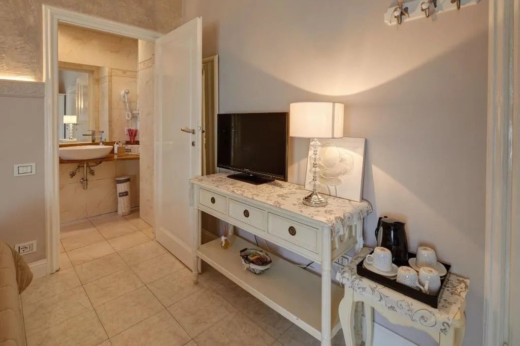 Room, B&B Leone X, Florence