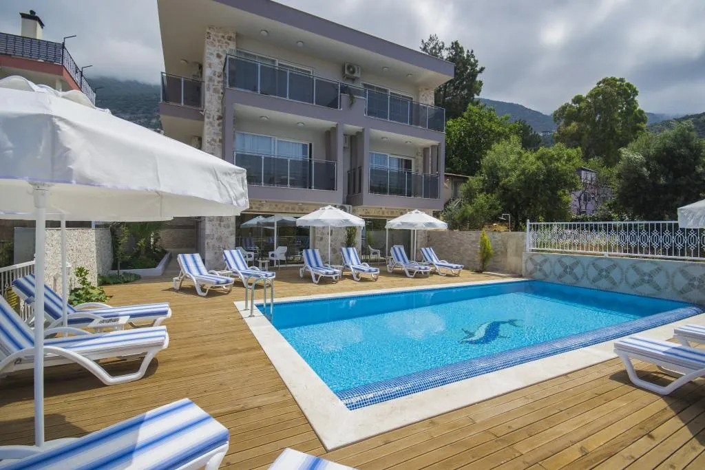 Pool, Kelebek Studios, Dalaman