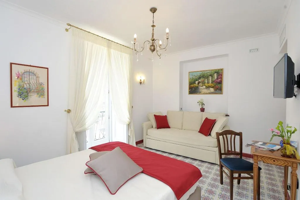 DOUBLE SUPERIOR QUEEN BED Room, Residenza Luce, Naples