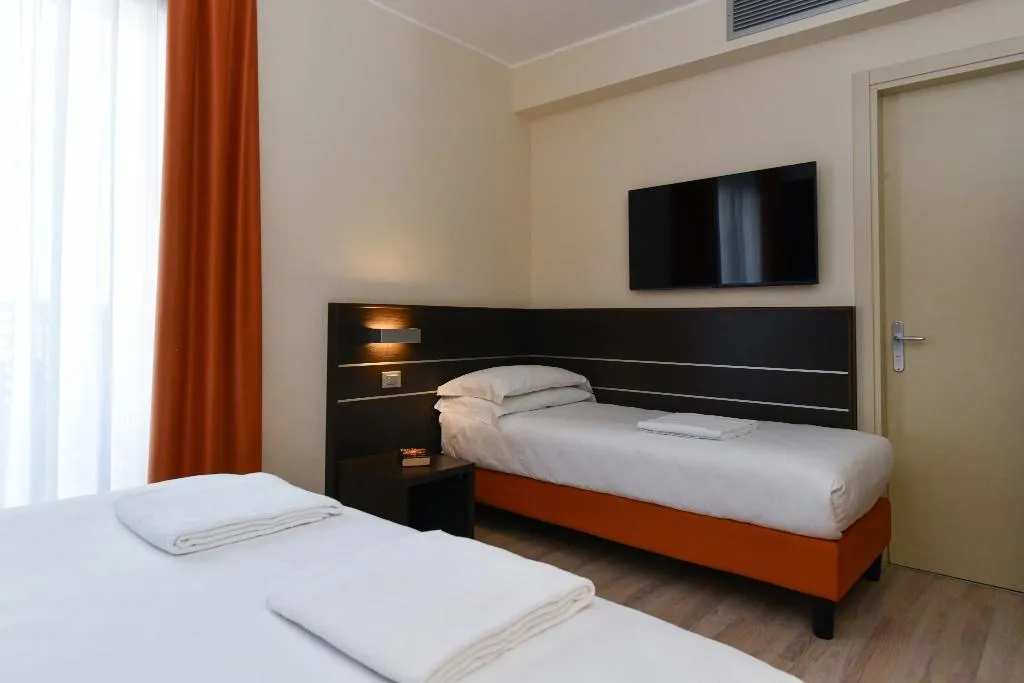 TRIPLE WITH BALCONY Room, Vienna, Venice
