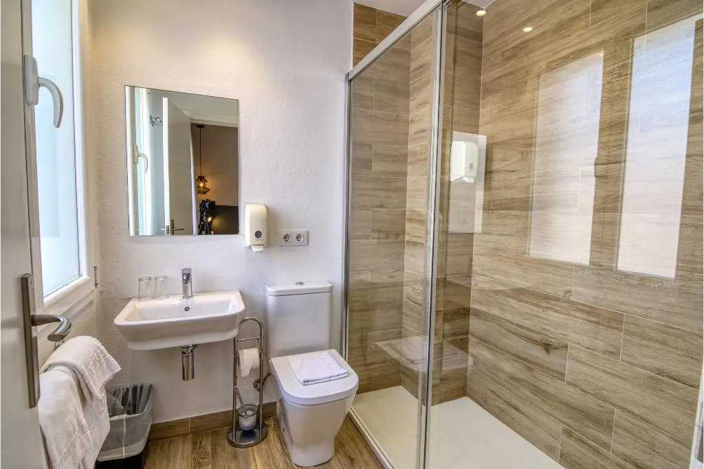 Double or Twin STANDARD Room, Hostal Restaurante La Isla S.L., Menorca