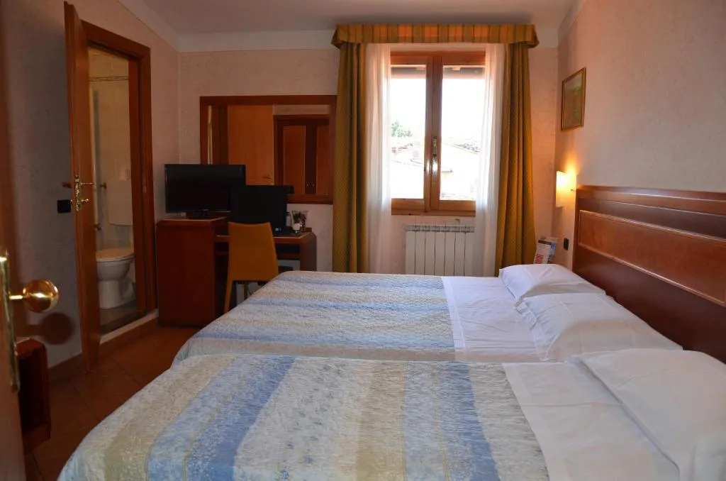 Room, Mia Cara, Florence