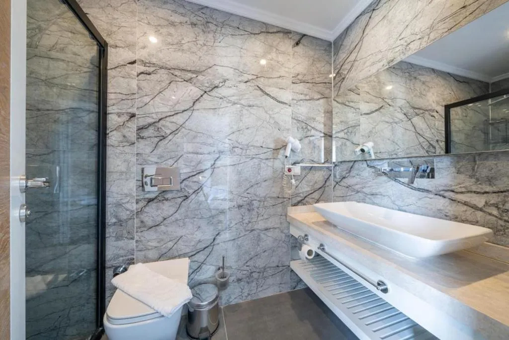Room, Un Amor Hotel, Dalaman