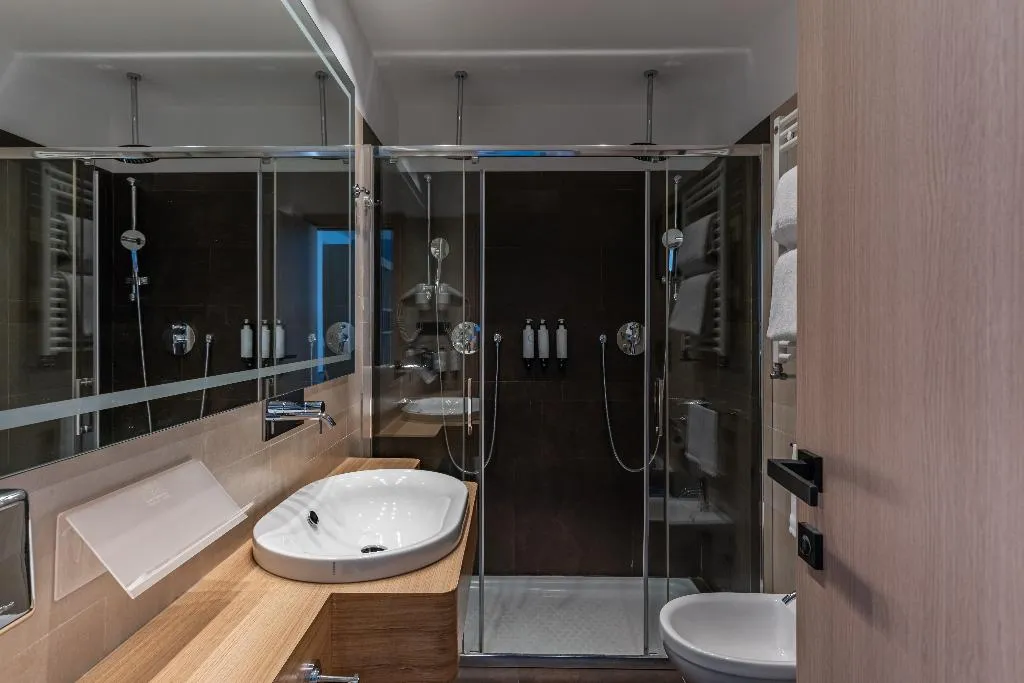JUNIOR SUITE KING SIZE BED Room, Hilton Garden Inn Rome Colosseum, Rome