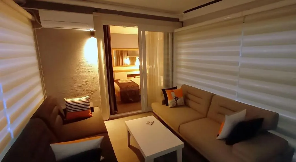 Room, Un Amor Hotel, Dalaman
