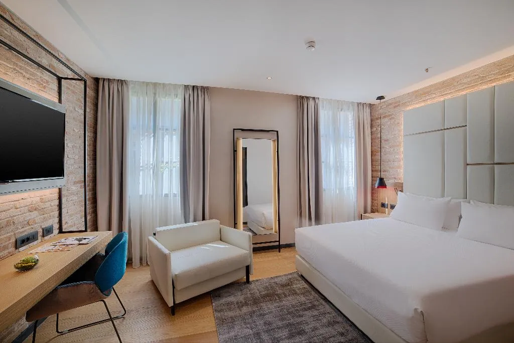 FAMILY ROOM CAPACITY 6 Room, NH Collection Venezia Murano Villa, Venice