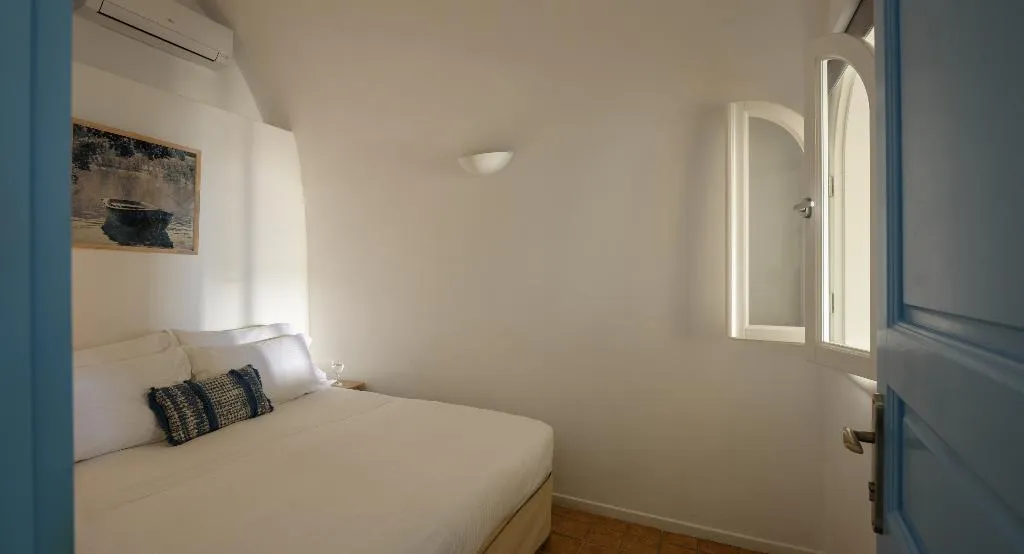 JUNIOR SUITE WITH JACUZZI Room, Pantelia Suites, Santorini