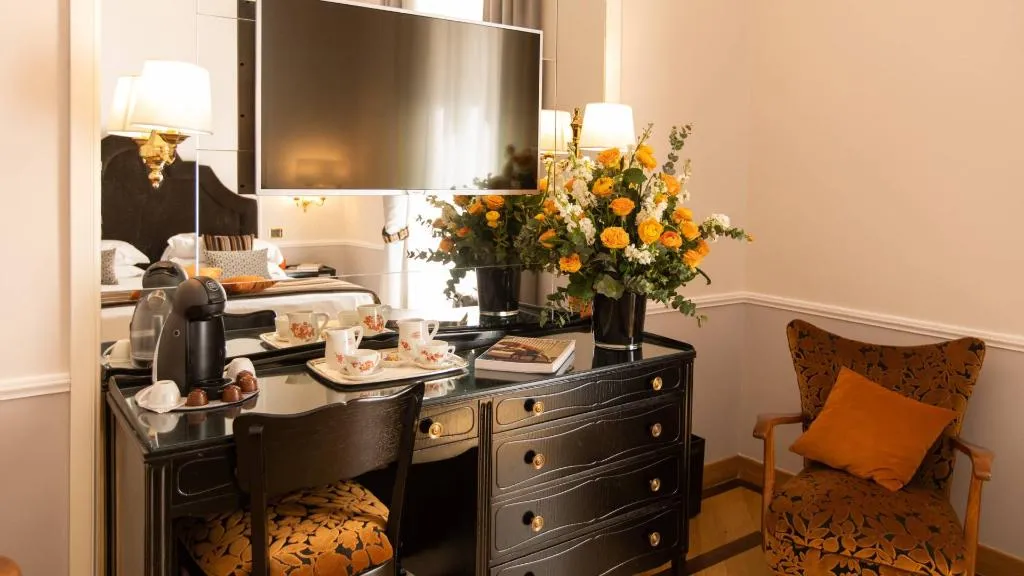 Double or Twin DELUXE Room, Bettoja Hotel Massimo d'Azeglio, Rome