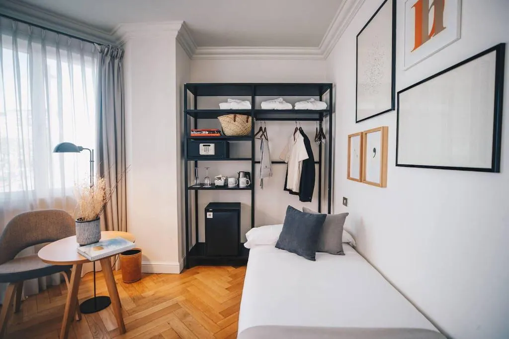 TRIPLE DELUXE CITY VIEW Room, Dear Hotel Madrid, Madrid