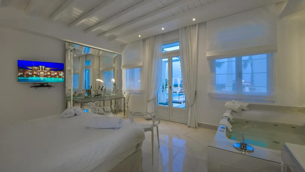 SUITE DELUXE WITH PRIVATE POOL Room, La Residence, Mykonos