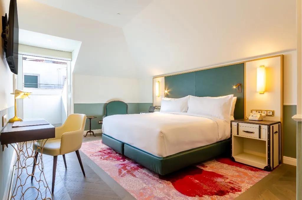 DOUBLE DELUXE WITH BALCONY Room, The Emerald House Lisbon, Curio Collection by Hilt, Lisbon