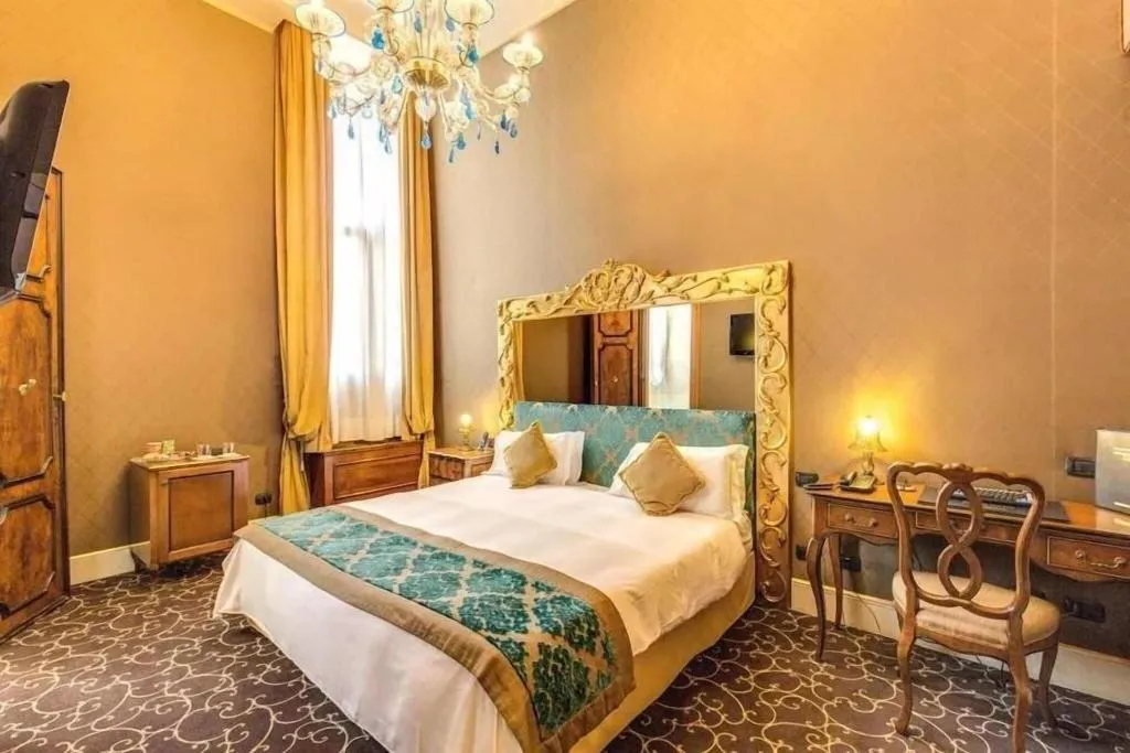 TWIN STANDARD Room, Pesaro Palace, Venice