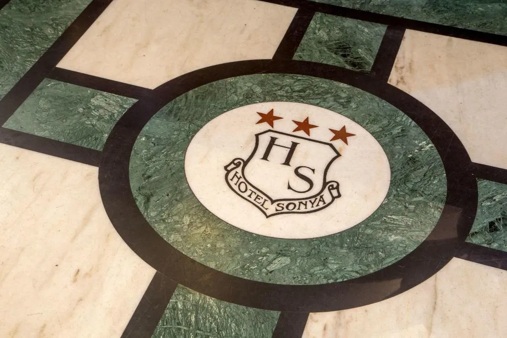 Lobby, Sonya, Rome