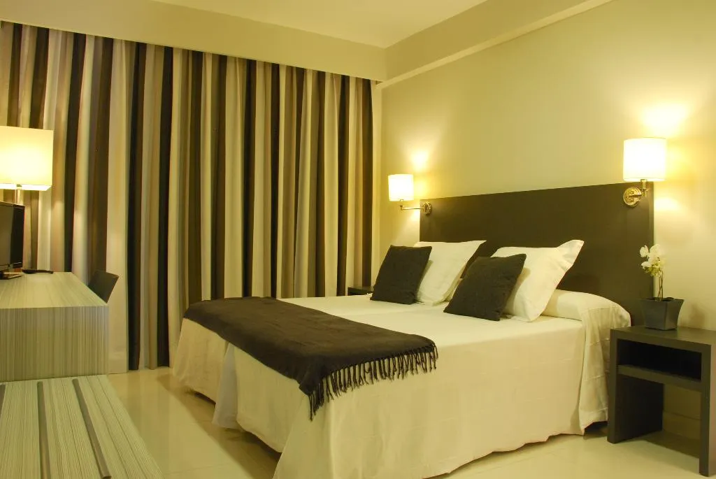 Room, Los Robles, Valencia