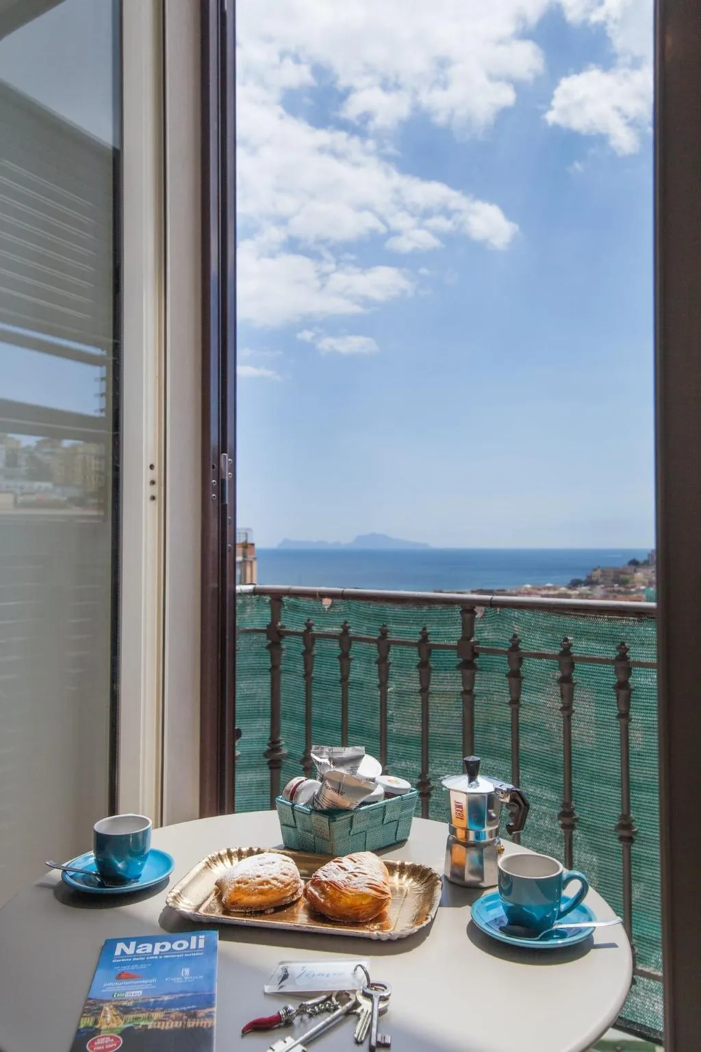 Room, Napolicentro Mare, Naples