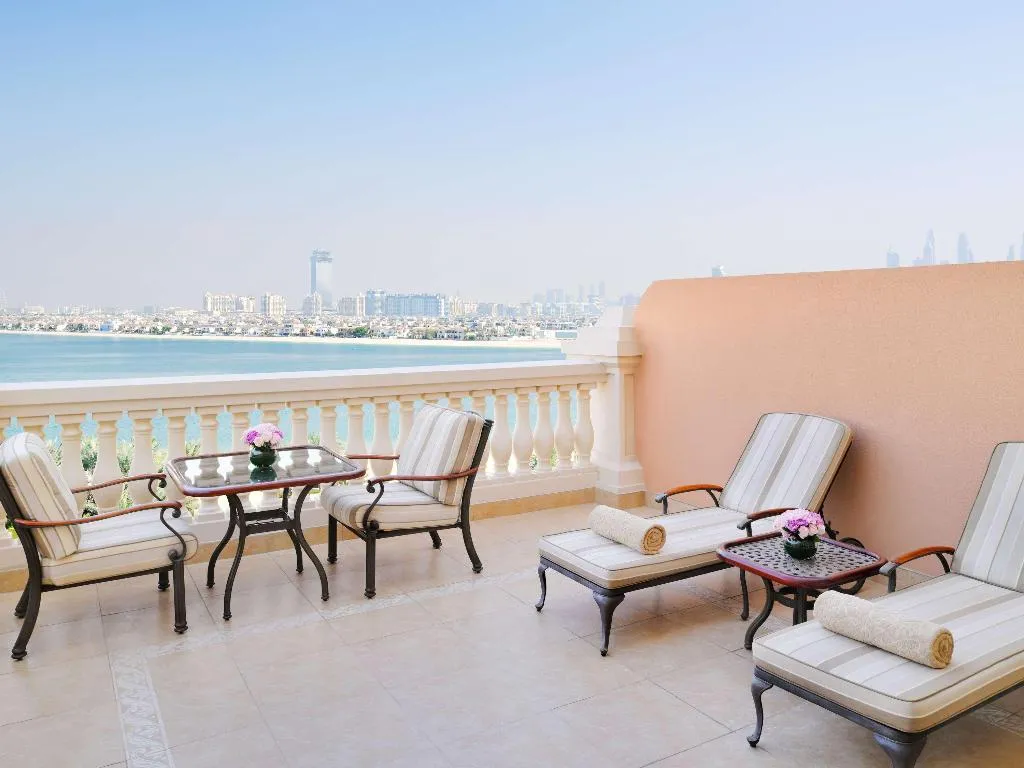 TWIN STANDARD Room, Raffles The Palm Dubai, Dubai