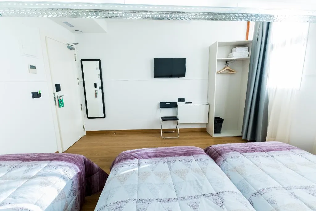 TRIPLE WITH SHARED BATHROOM Room, Far Home Bernabeu, Madrid