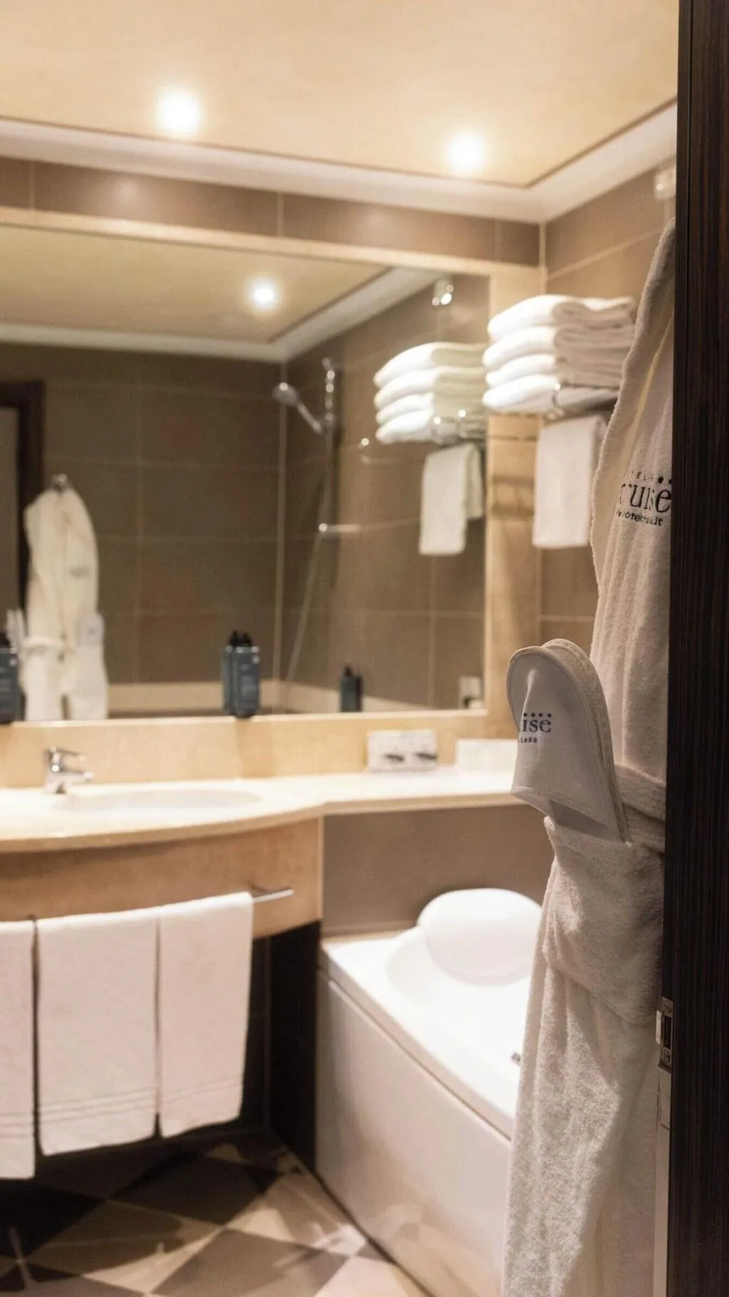 FAMILY ROOM THREE BEDS Room, Cruise, Milan