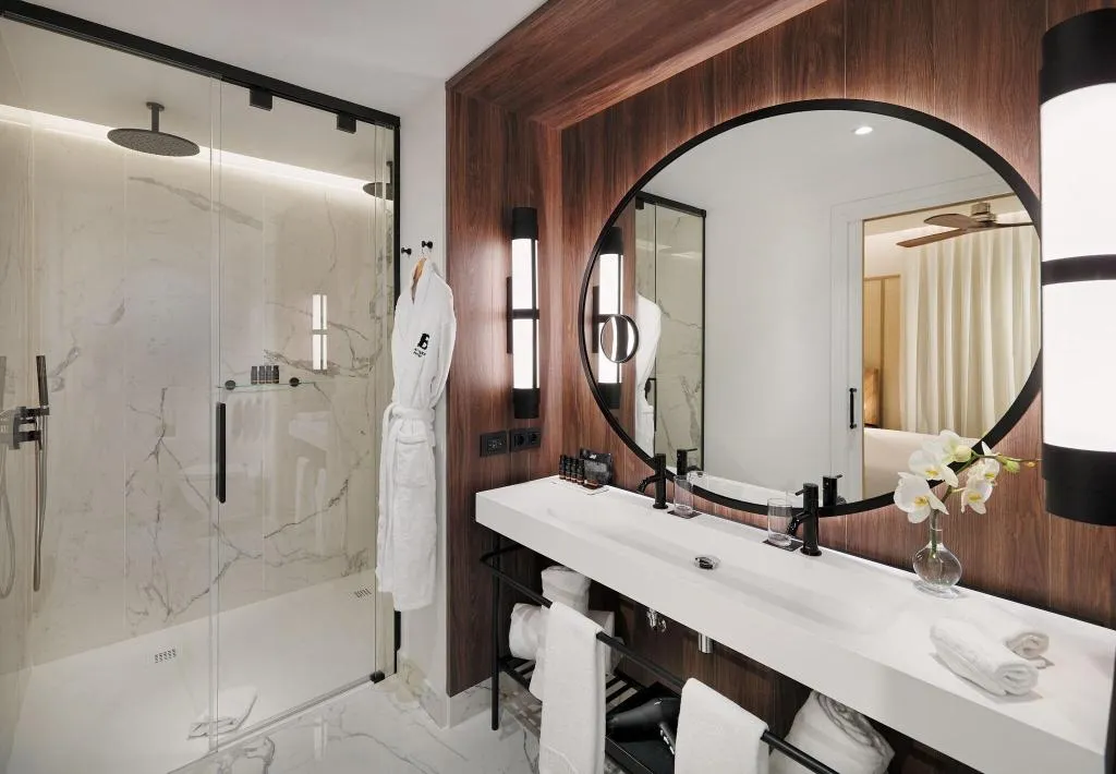 DOUBLE DELUXE KING BED Room, H10 Madison, Barcelona