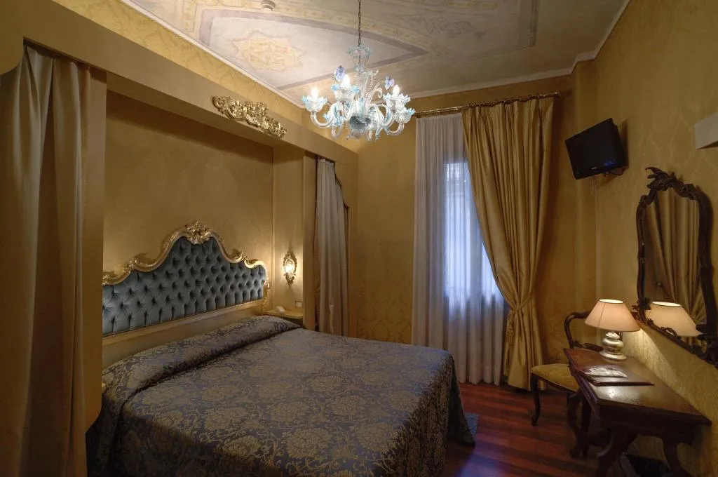 Room, Bel Sito e Berlino, Venice