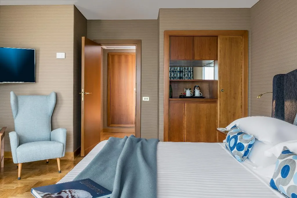 JUNIOR SUITE SEA VIEW Room, Royal Continental, Naples