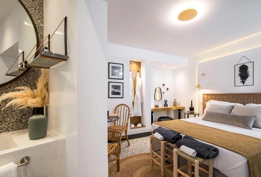 Room, Amelot Art Suites, Santorini