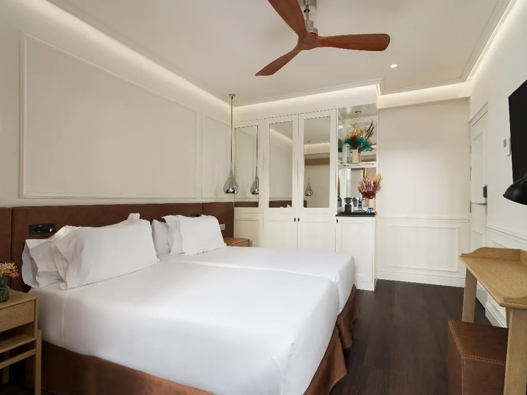 DOUBLE SINGLE USE WITH TERRACE Room, H10 Universitat, Barcelona