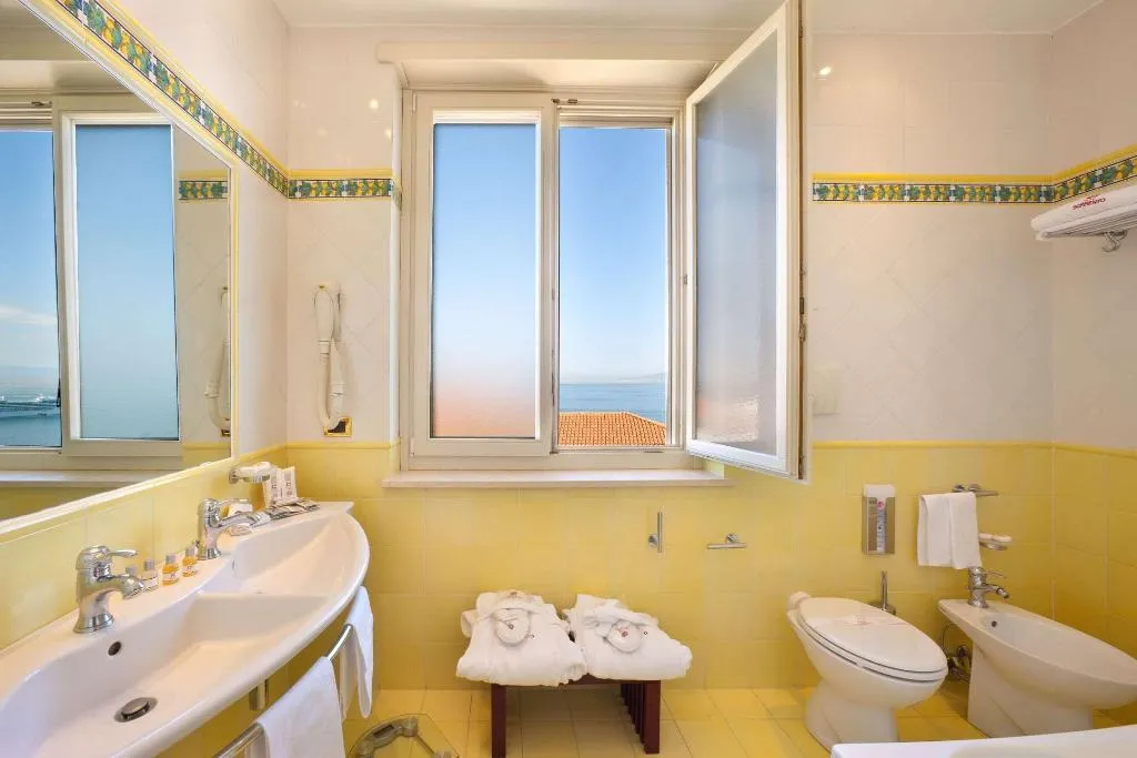 Room, Continental, Naples