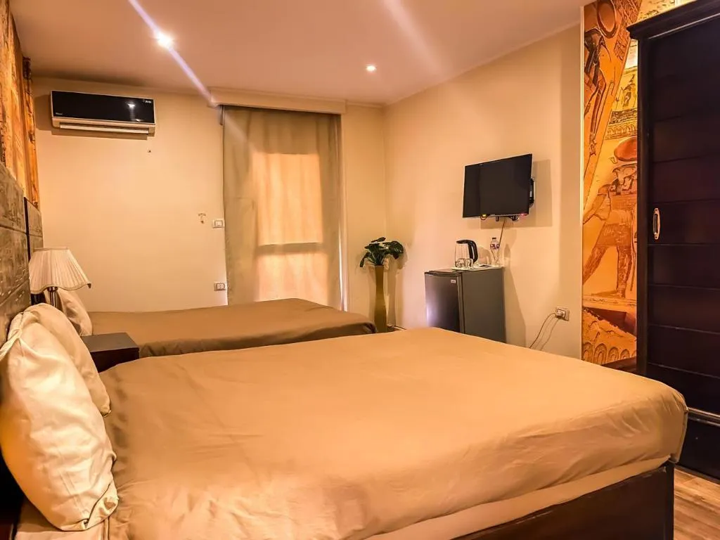 QUADRUPLE DELUXE WITH BALCONY Room, Giza Pyramids Inn, Cairo