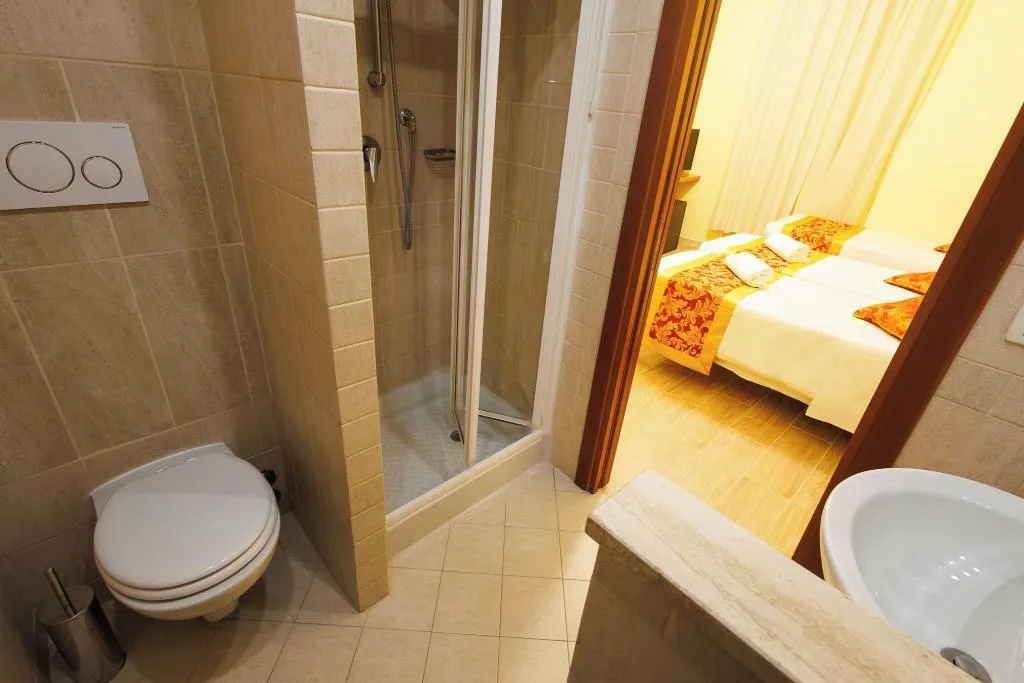 TRIPLE QUEEN SIZE BED Room, Hotel Terminal, Rome