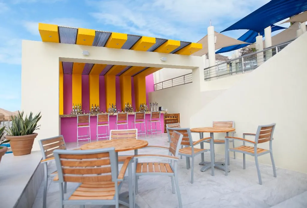 Bar, Crown Paradise Club Cancun All Inclusive, Cancun Area