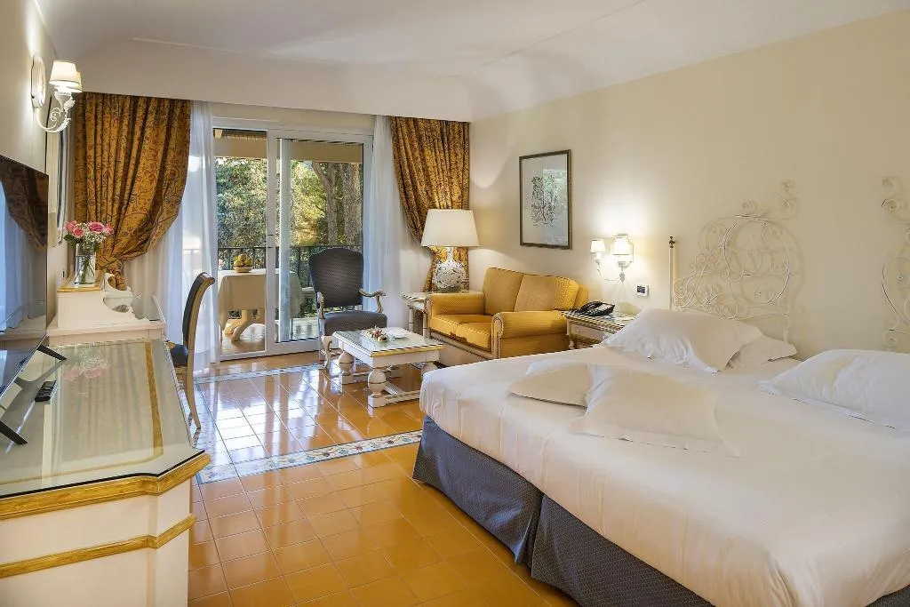 Room, Excelsior Belvedere Hotel & Spa, Naples