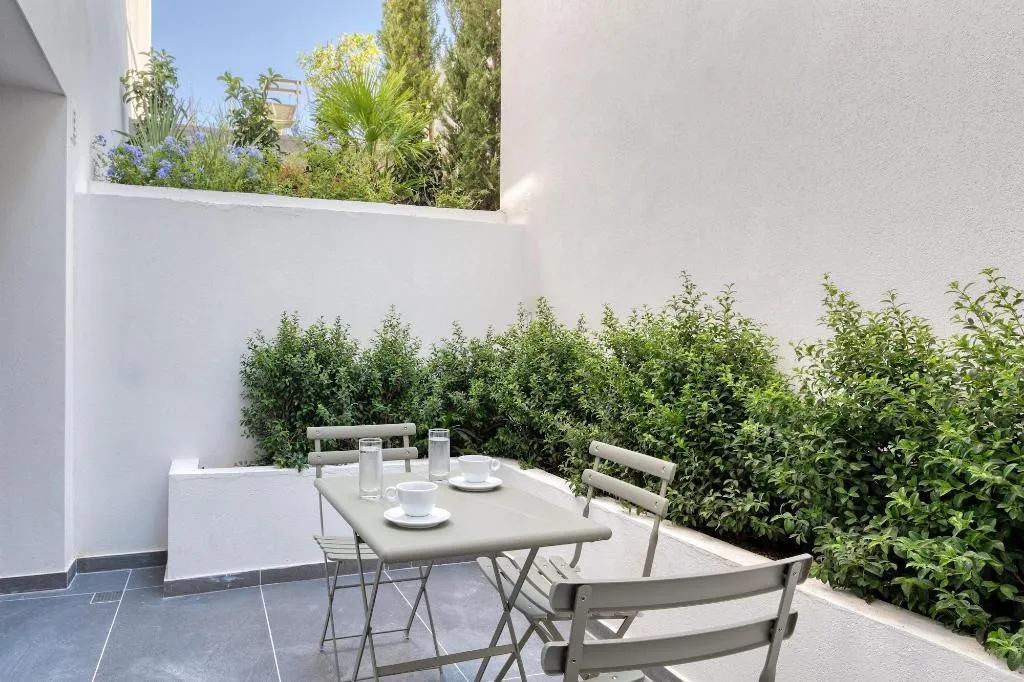 Room, Neoma, Athens