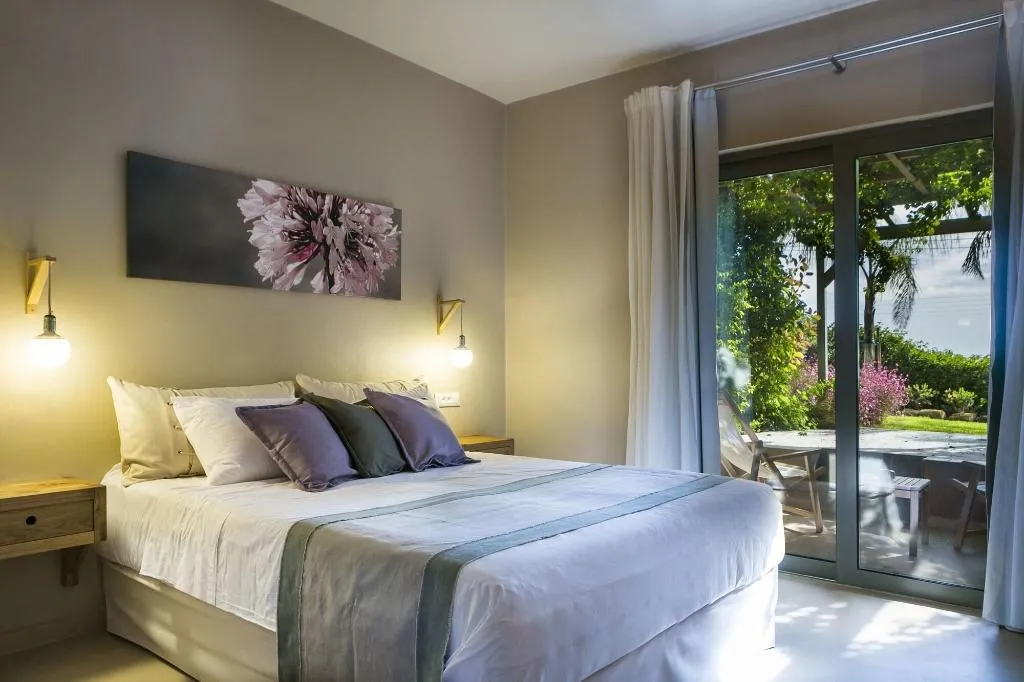 Room, F Zeen, Kefallinia